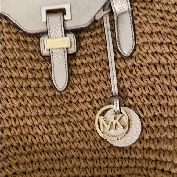 Michael kors straw summer bag. Great Condition! - Picture 2 of 3